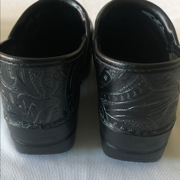Beautiful Comfortable Dansko Black Embossed Leather Clogs Size EU 38 / US 7.5-8 - Picture 2 of 6